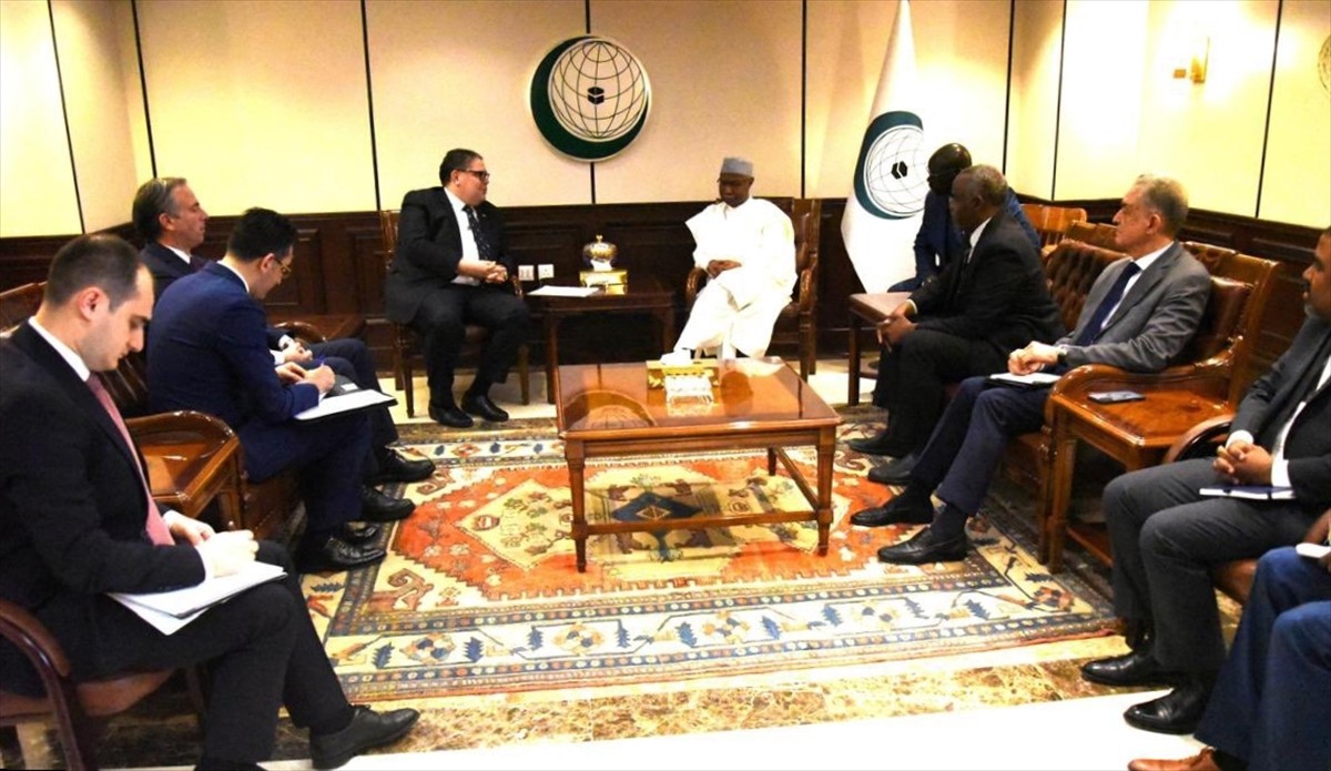 Türkiye’nin İslam İşbirliği Teşkilatı (İİT) Daimi Temsilcisi Büyükelçi Cenk Uraz (solda), İİT...