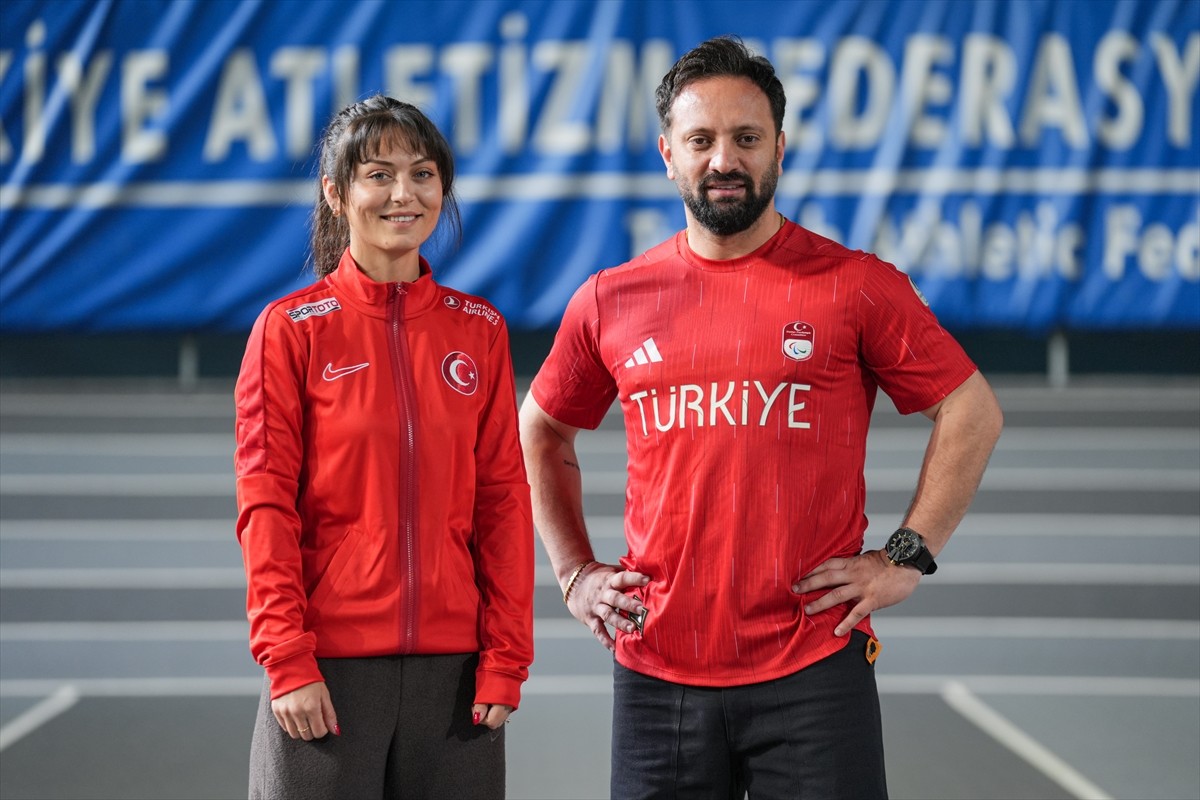 Türkiye Özel Sporcular Spor Federasyonu (TÖSSFED) Yüksek Performans Direktörü Aytunç Göz (sağda)...