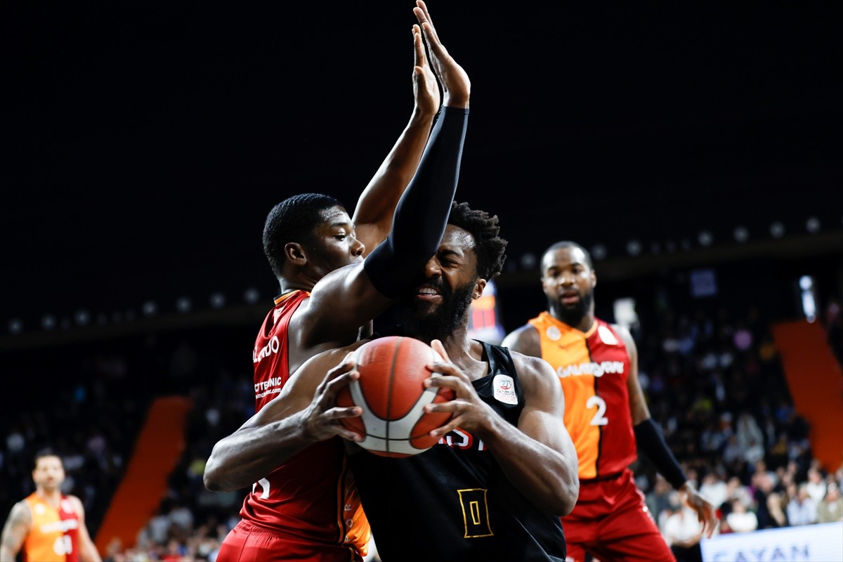 Türkiye Sigorta Basketbol Süper Ligi'nin 22. haftasında Mersin Spor ile Galatasaray, Servet...