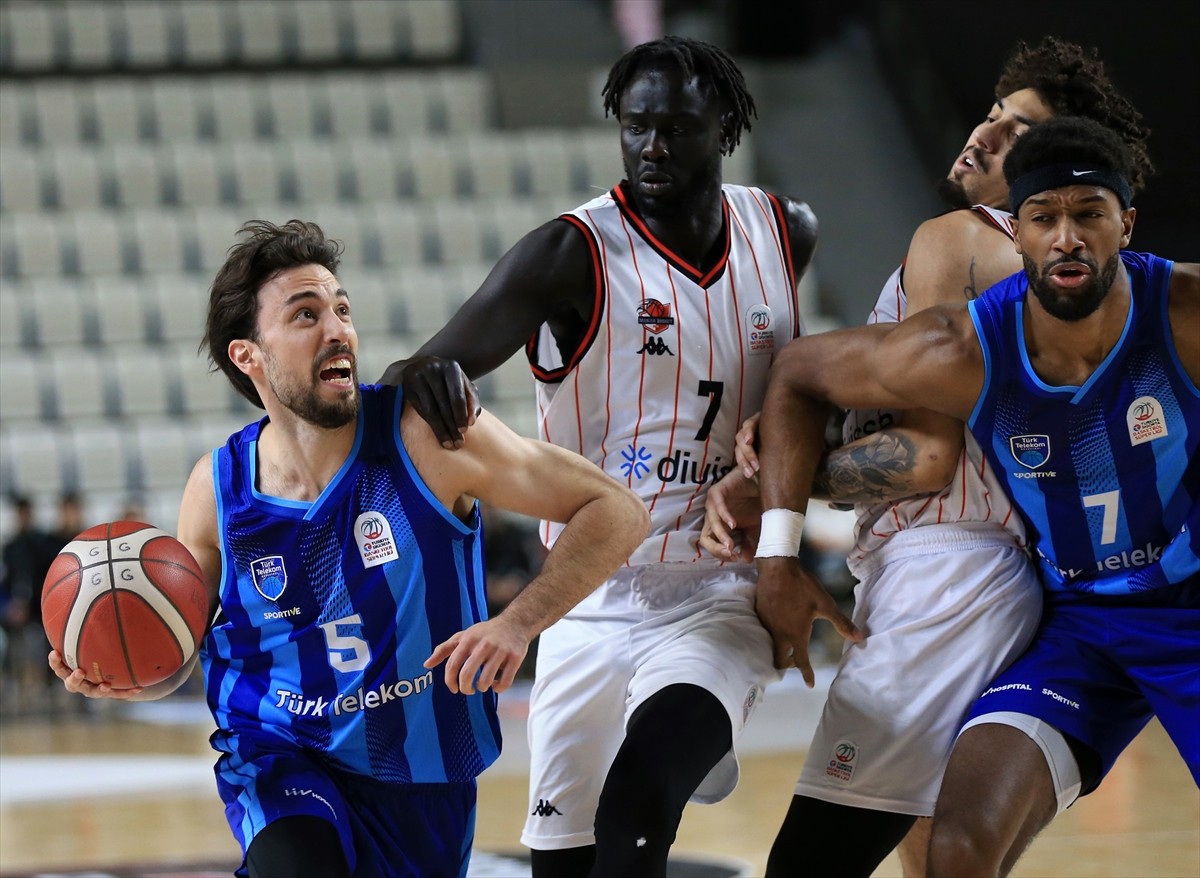 Türkiye Sigorta Basketbol Süper Ligi’nin 22. haftasında Manisa Basket Divissa ile Türk Telekom...