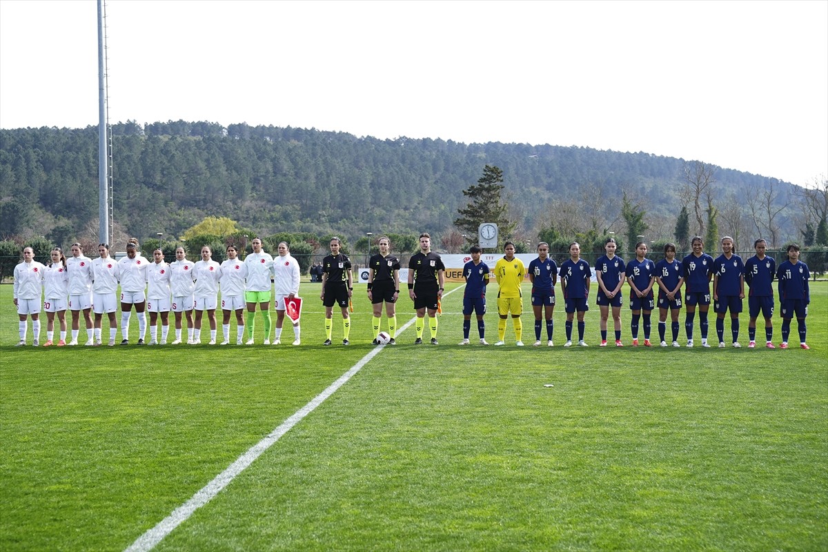 UEFA Dostluk Kupası 18 Yaş Altı Kadınlar Turnuvası'nda Türkiye ile Tayland takımları Hasan Doğan...