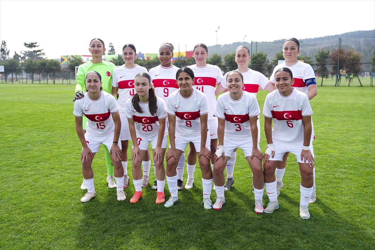 UEFA Dostluk Kupası 18 Yaş Altı Kadınlar Turnuvası'nda Türkiye ile Tayland takımları Hasan Doğan...