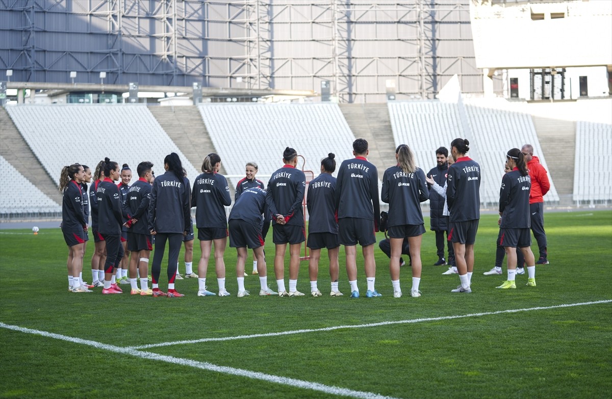 UEFA Uluslar B Ligi 2. Grup'ta Slovenya ile deplasmanda karşılaşacak A Milli Kadın Futbol Takımı...