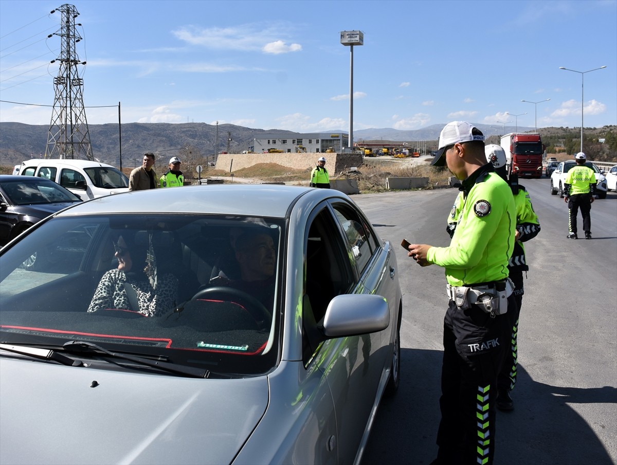 Ulaşımda 43 ilin kara yolu bağlantı noktası olan "kilit kavşak" şeklinde adlandırılan...
