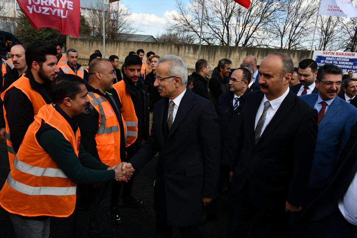 Ulaştırma ve Altyapı Bakanı Abdulkadir Uraloğlu, Batman-Hasankeyf yolunun açılışını...