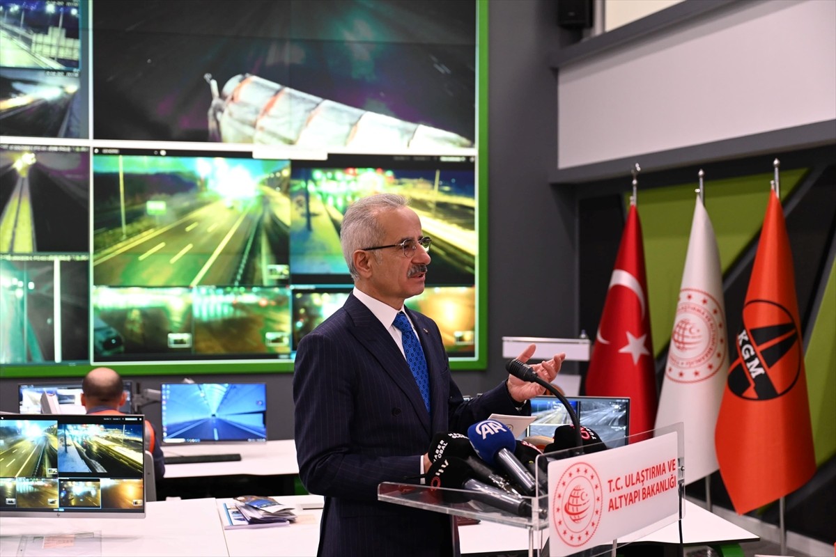 Ulaştırma ve Altyapı Bakanı Abdulkadir Uraloğlu, bayram nedeniyle kara yollarında alınan...