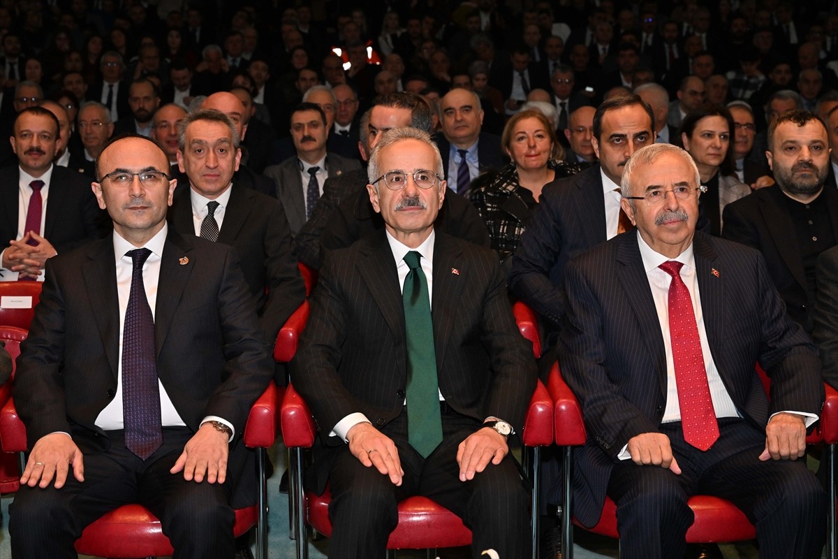 Ulaştırma ve Altyapı Bakanı Abdulkadir Uraloğlu (ortada), Karayolları Genel Müdürlüğünde...