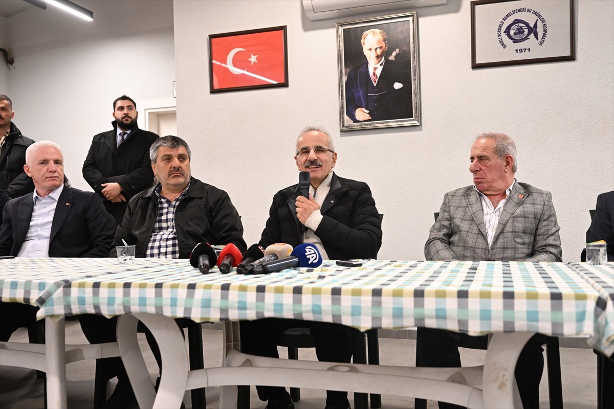 Ulaştırma ve Altyapı Bakanı Abdulkadir Uraloğlu (sağ 2) ve İstanbul Valisi Davut Gül (solda)...