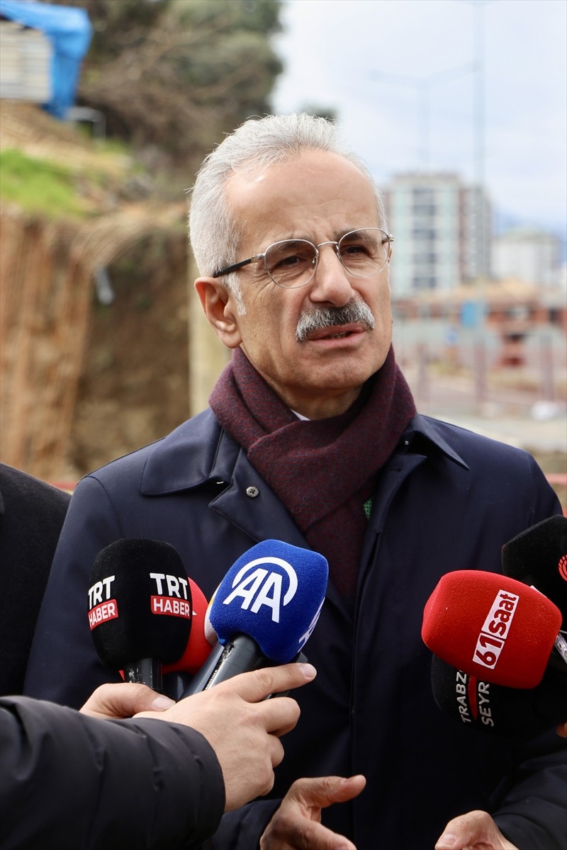 Ulaştırma ve Altyapı Bakanı Abdulkadir Uraloğlu, Trabzon'daki temasları kapsamında, yapımı devam...
