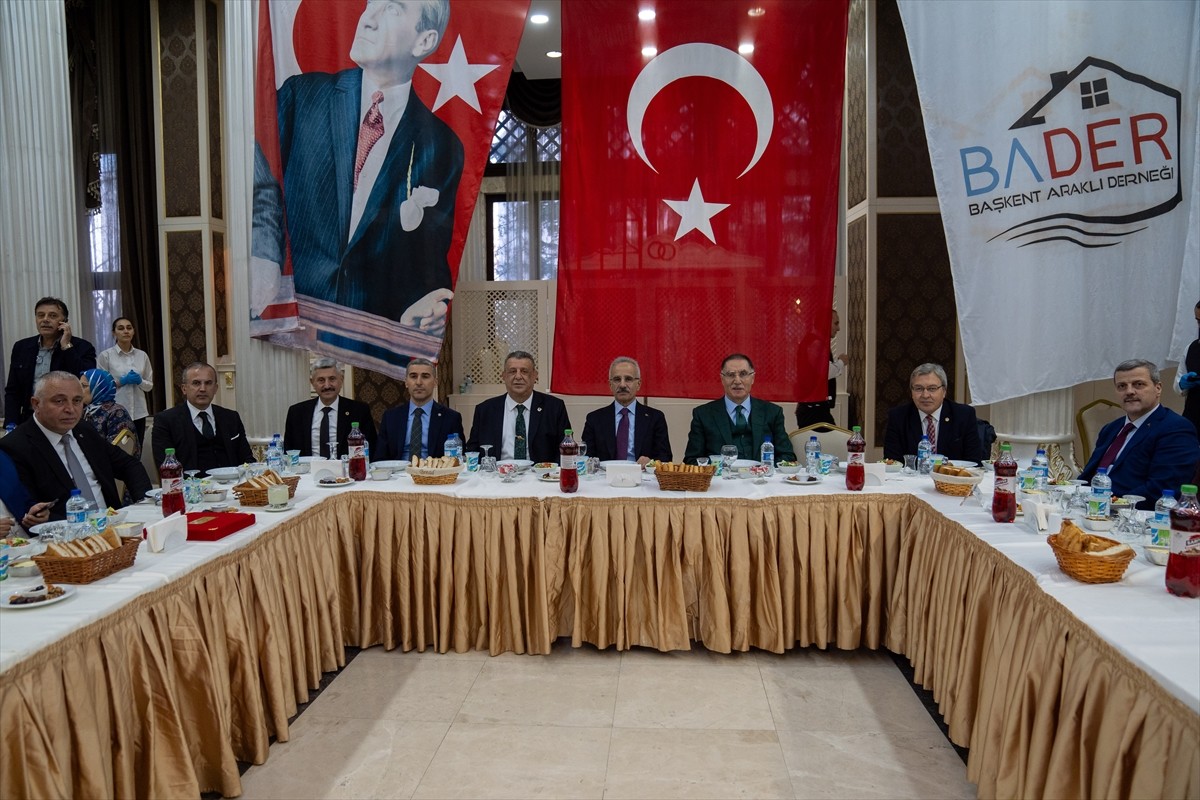 Ulaştırma ve Altyapı Bakanı Uraloğlu (ortada), Başkent Araklı Derneğince, Gazi Üniversitesi Kültür...