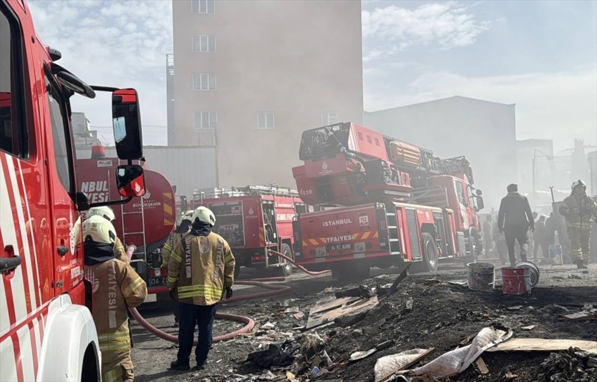 Ümraniye Dudullu Organize Sanayi Bölgesinde hurdalık alanda çıkan yangına itfaiye ekipleri...