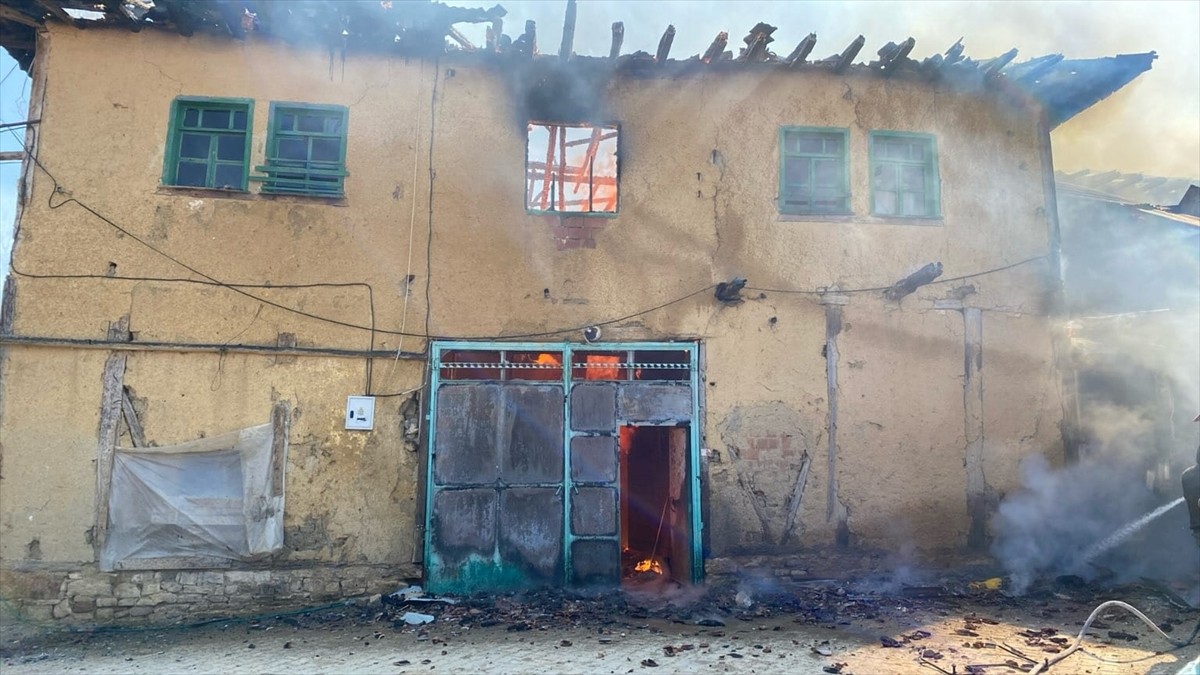 Uşak'ın Banaz ilçesinde bir evde başlayıp yakınındaki 2 eve sıçrayan yangın söndürüldü. Yangın...