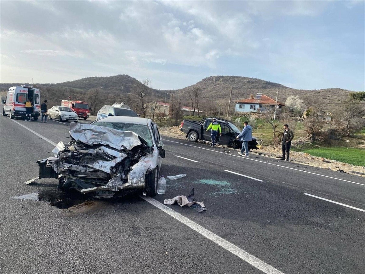 Uşak'ın Ulubey ilçesinde pikapla otomobilin çarpıştığı kazada 1 kişi öldü, 2 kişi...