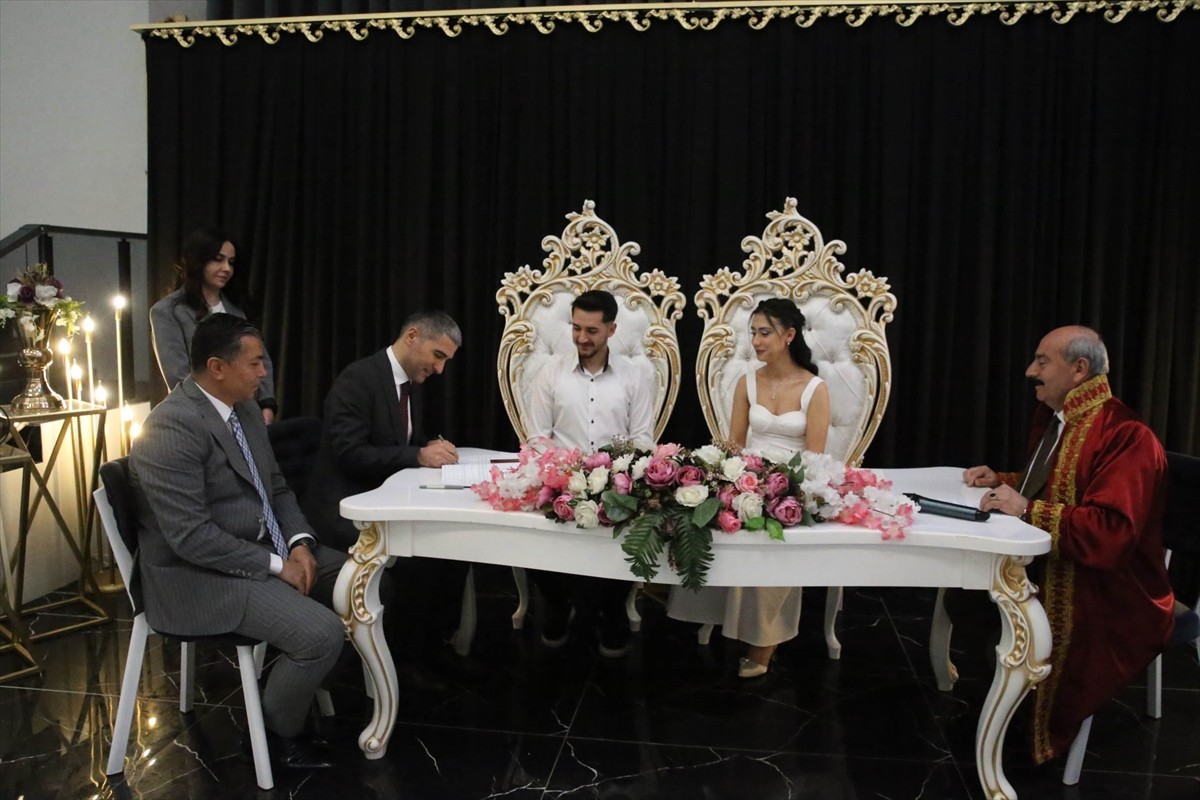 Uşak'ta Aile ve Gençlik Fonu'ndan destek alarak evlenen ilk çiftin nikah şahitliğini Vali Naci...