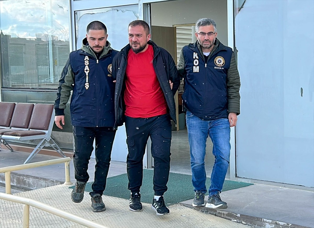 Uşak'ta hakkında kesinleşmiş hapis cezası bulunan 4 firari hükümlü polis ekiplerince...