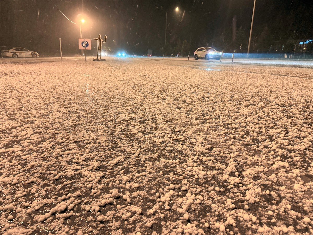 Uşak'ta sağanağın ardından etkili olan dolu hayatı olumsuz etkiledi.