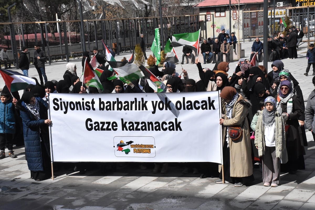 Van'da, Filistin'e Destek Platformu öncülüğünde bir araya gelenler, İsrail'in Gazze'ye yönelik...
