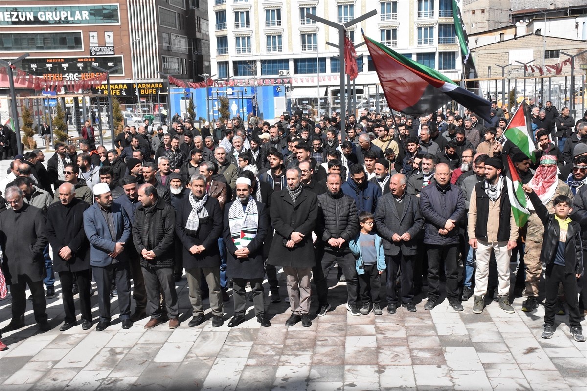 Van'da, Filistin'e Destek Platformu öncülüğünde bir araya gelenler, İsrail'in Gazze'ye yönelik...