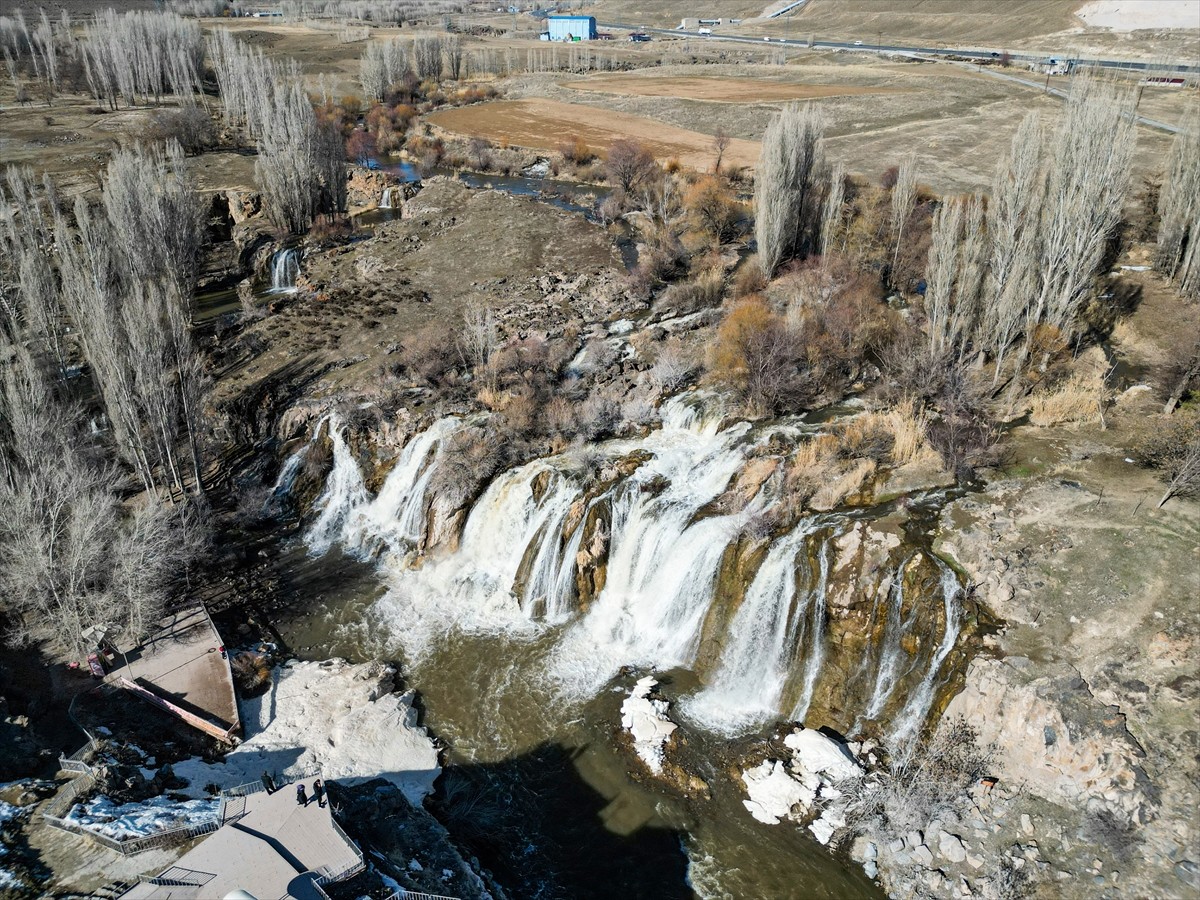  Van'da karların erimeye başlamasıyla debisi yükselen Muradiye Şelalesi daha coşkulu akıyor.