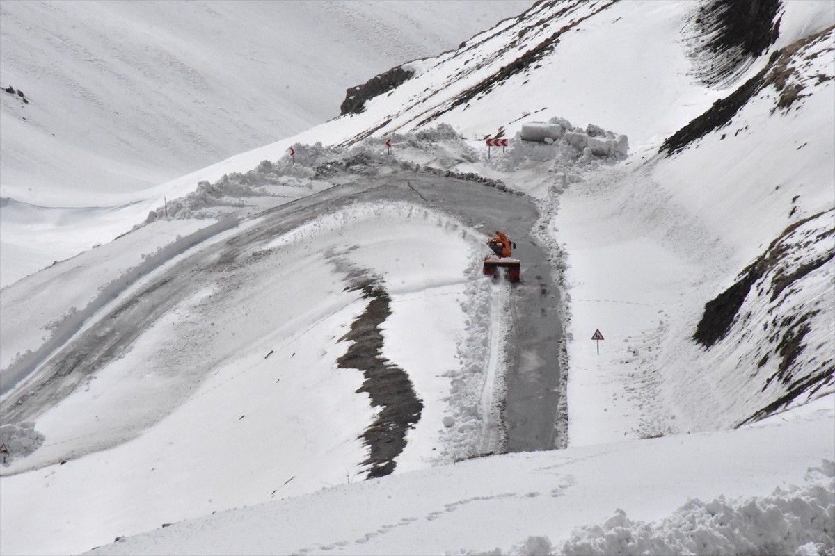 Van'da olumsuz hava koşulları ve çığ tehlikesi nedeniyle uzun süredir kapalı olan Van-Bahçesaray...