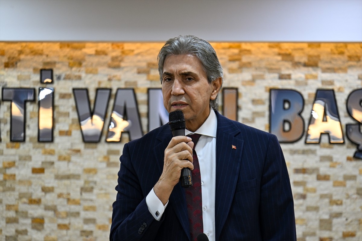 Van'daki programları kapsamında AK Parti İl Başkanlığı'nı ziyaret ederek partililerle bir araya...