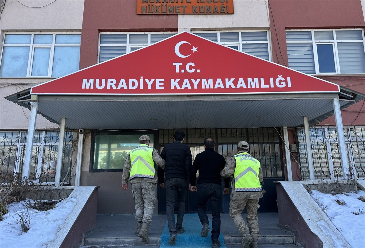 Van'ın Muradiye ilçesinde 4 düzensiz göçmen yakalandı, 2 şüpheli tutuklandı.