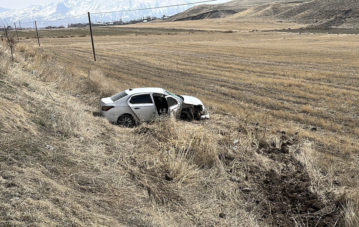 Van'ın Muradiye ilçesinde iki otomobilin çarpışması sonucu 6 kişi yaralandı. Çarpışma sonrası bir...