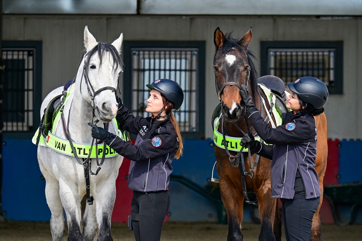 Van Emniyet Müdürlüğü Çevik Kuvvet Şubesine bağlı Atlı Polis Grup Amirliğinde görevli kadın...