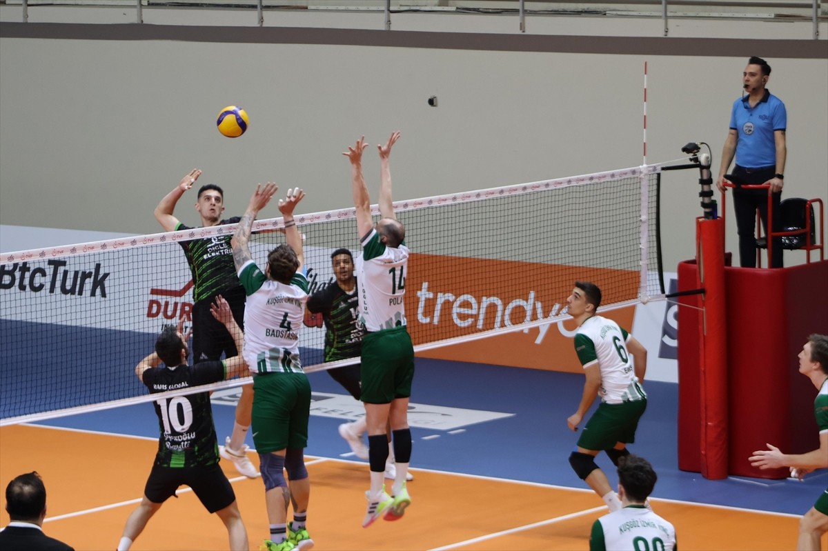 Voleybolda SMS Grup Efeler Ligi 25. hafta mücadelesinde Kuşgöz İzmir Vinç Akkuş Belediyespor...