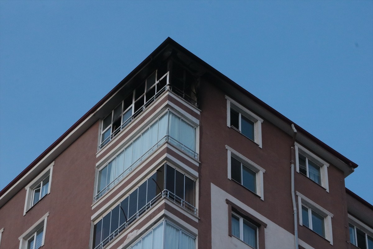 Yozgat'ta, 17 katlı binanın son katındaki dairede çıkan yangın, itfaiye ekiplerince...