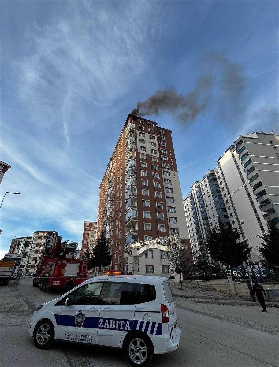 Yozgat'ta, 17 katlı binanın son katındaki dairede çıkan yangın, itfaiye ekiplerince...