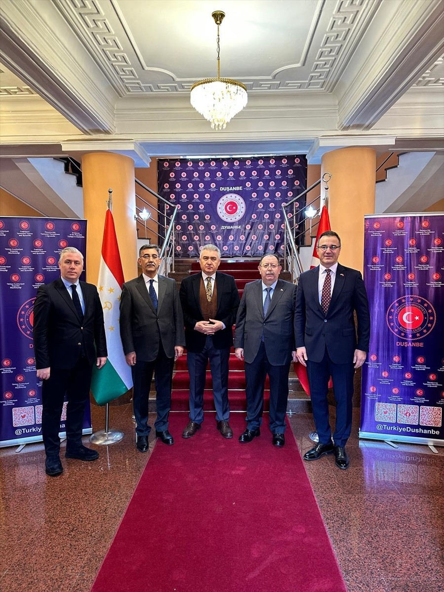 Yüksek Seçim Kurulu (YSK) Başkanı Ahmet Yener (sağ 2) ve beraberindeki kurul üyeleri...