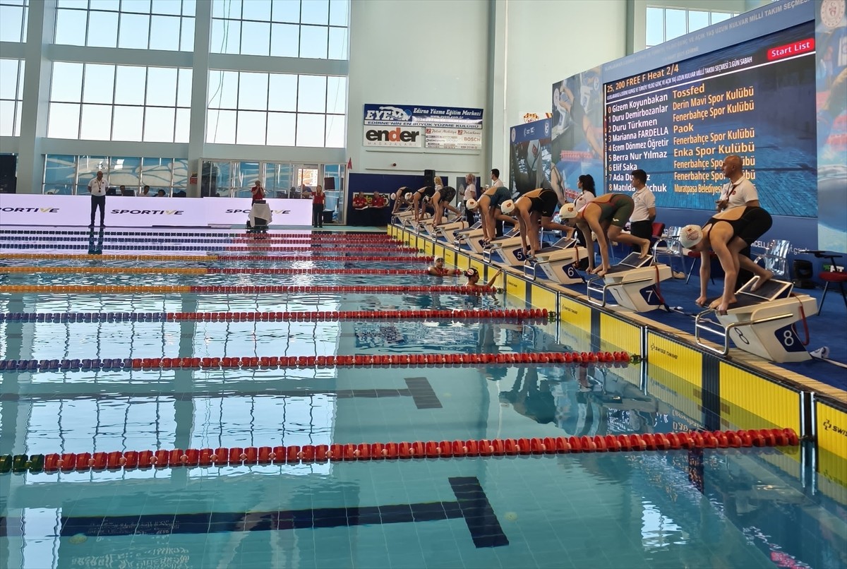 Yüzmede Uluslararası 6. Edirne Kupası yarışları sona erdi. Edirne Olimpik Yüzme Havuzu'ndaki...