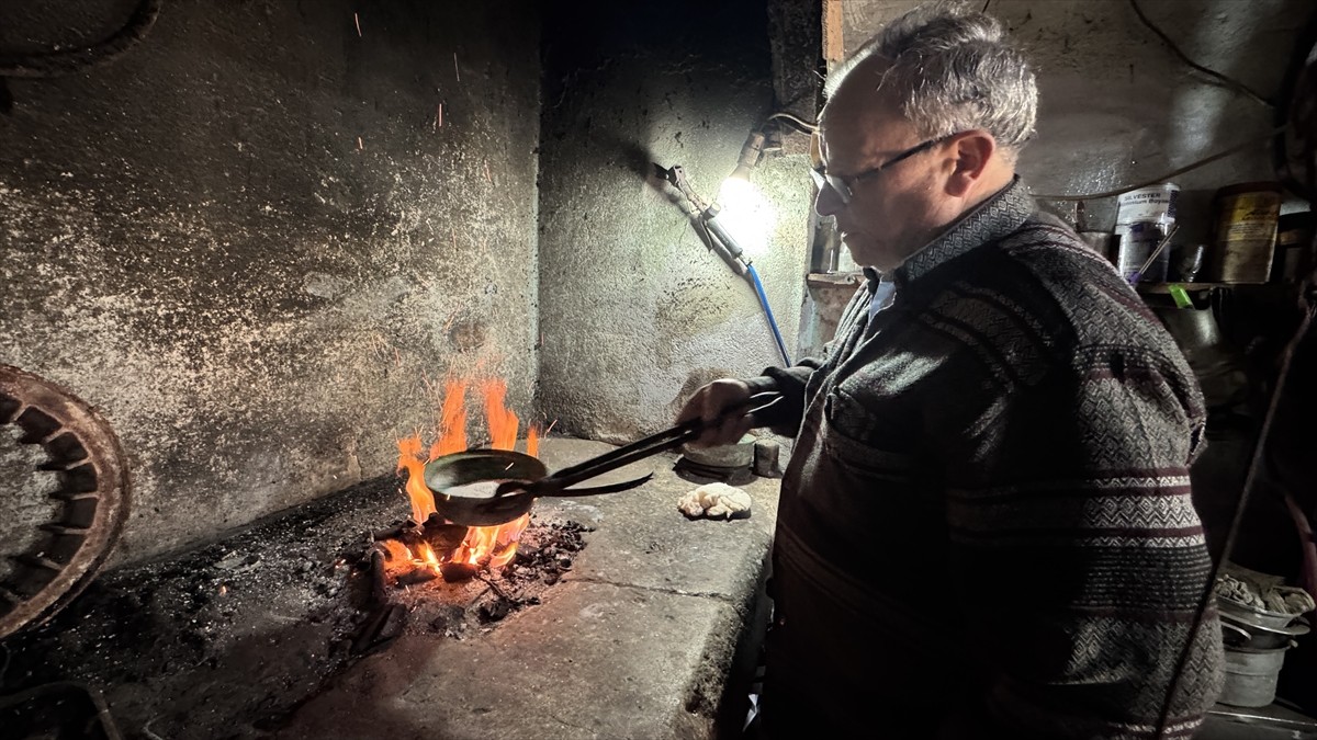 Zonguldak'ın Çaycuma ilçesinde yaşayan 71 yaşındaki kalaycı ustası Alim Amir Keçeci, babasından...