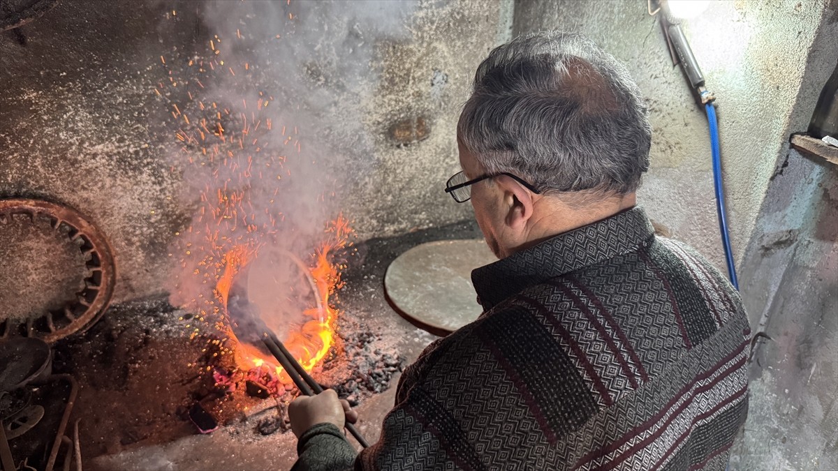 Zonguldak'ın Çaycuma ilçesinde yaşayan 71 yaşındaki kalaycı ustası Alim Amir Keçeci, babasından...