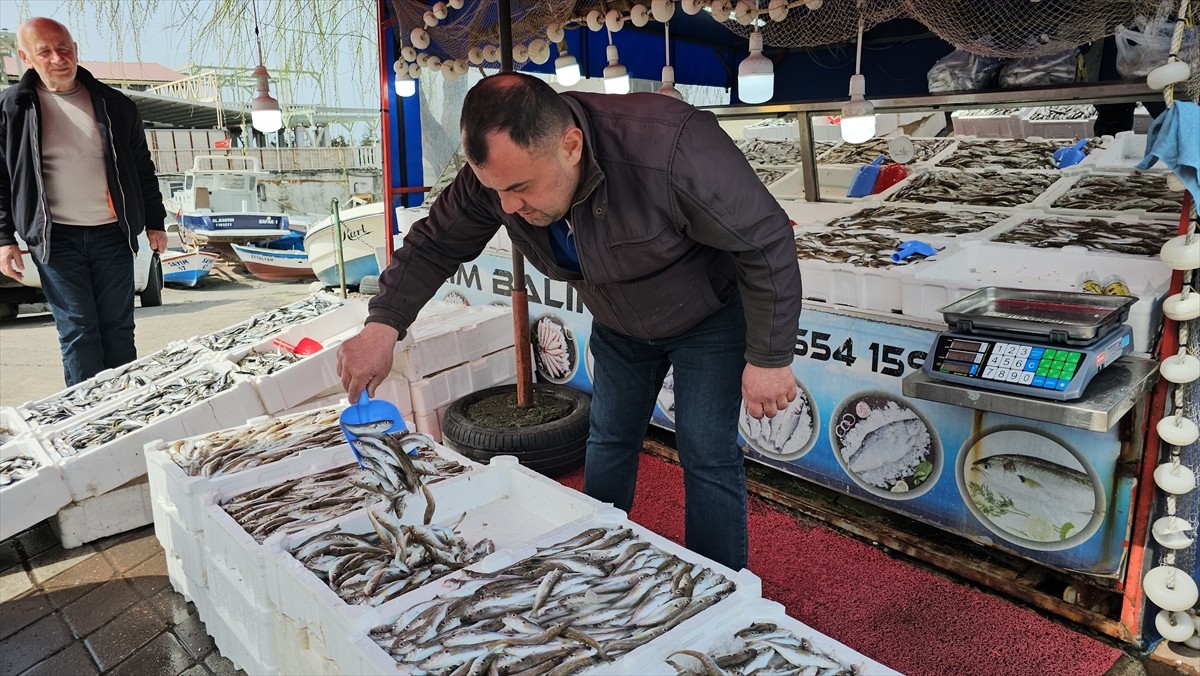 Zonguldak'ın Kozlu ilçesinde denize açılan balıkçı, avladığı 10 ton balığın satışından elde...