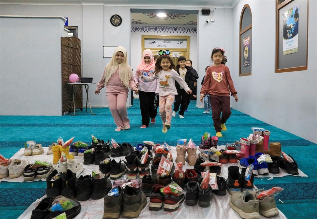 Zonguldak'ta Türk Kızılay gönüllüleri, hazırladıkları hediye paketleriyle çocukları sevindirdi....