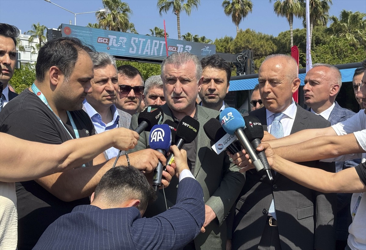 60. Cumhurbaşkanlığı Türkiye Bisiklet Turu'nun (TUR 2025) startı, Gençlik ve Spor Bakanı Osman...