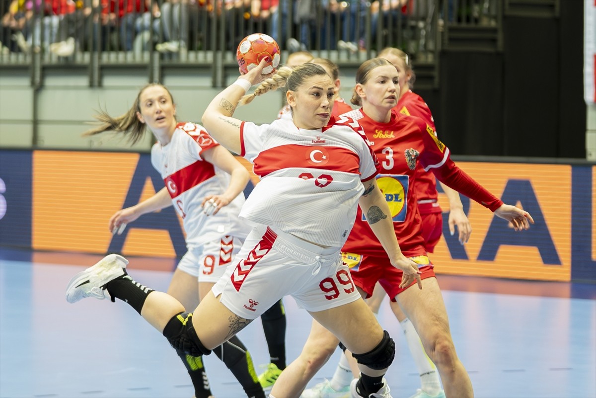 A Milli Kadın Hentbol Takımı, 2025 Dünya Şampiyonası Avrupa Elemeleri play-off 2. tur ilk maçında...