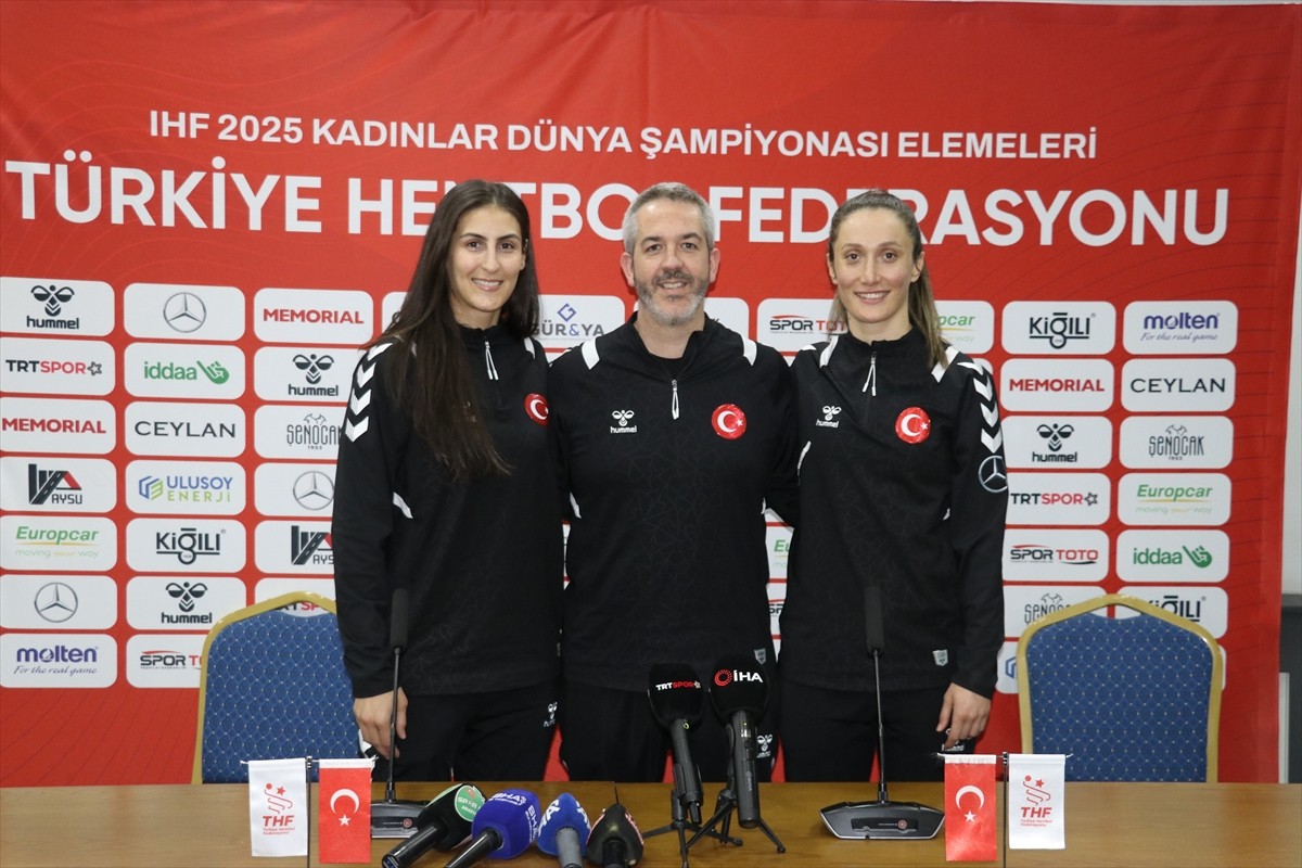 A Milli Kadın Hentbol Takımı Başantrenörü David Ginesta Montes (ortada) ile takım kaptanları Aslı...
