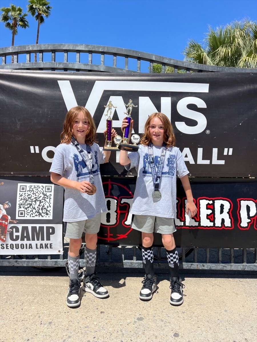 ABD'de düzenlenen Kaliforniya Amatör Kaykay Ligi yarışmasında milli sporcular Efe (sağda) ve Ege...