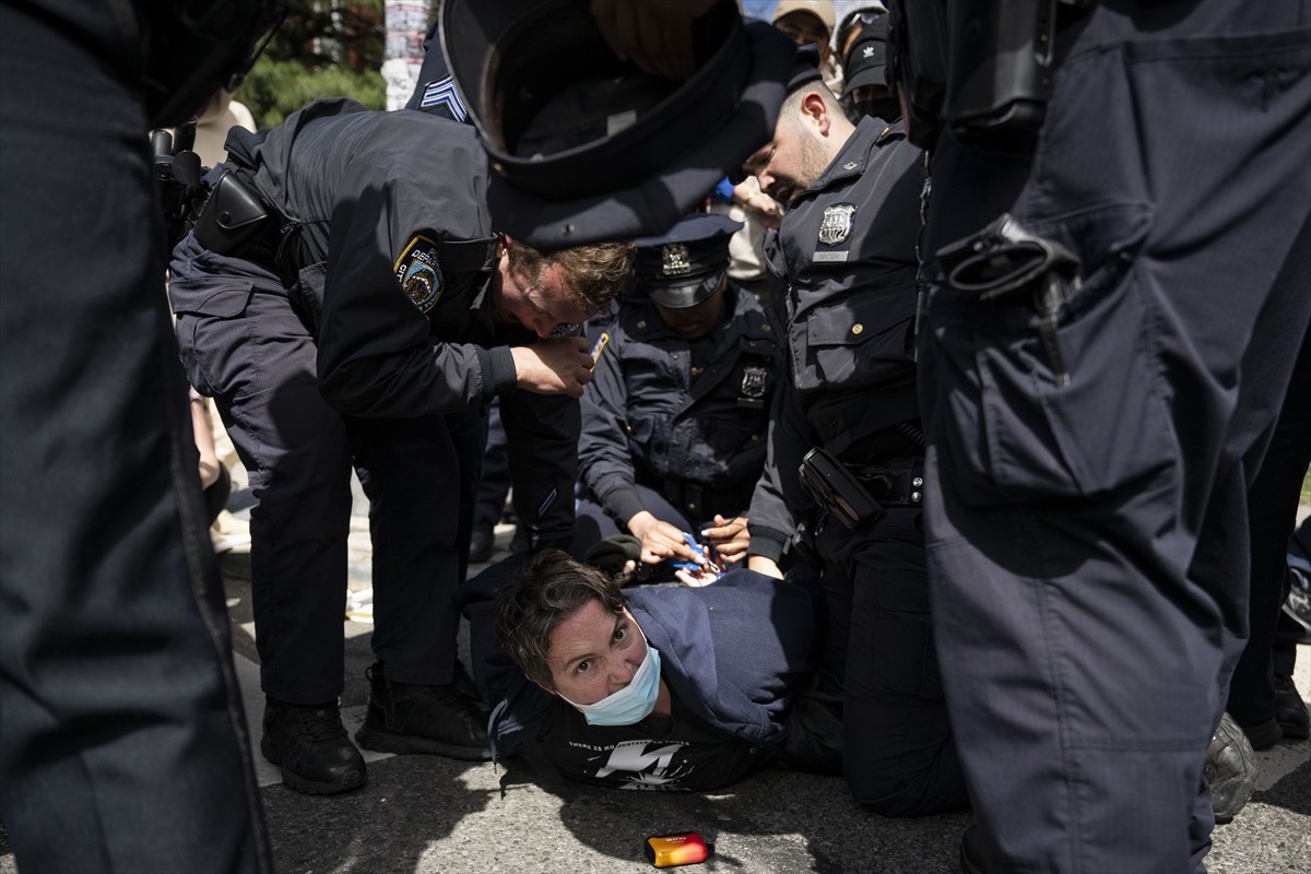 ABD'nin Brooklyn bölgesinde Filistin'e destek amaçlı gösteri yapan bir grup, İsrail'in aşırı sağcı...