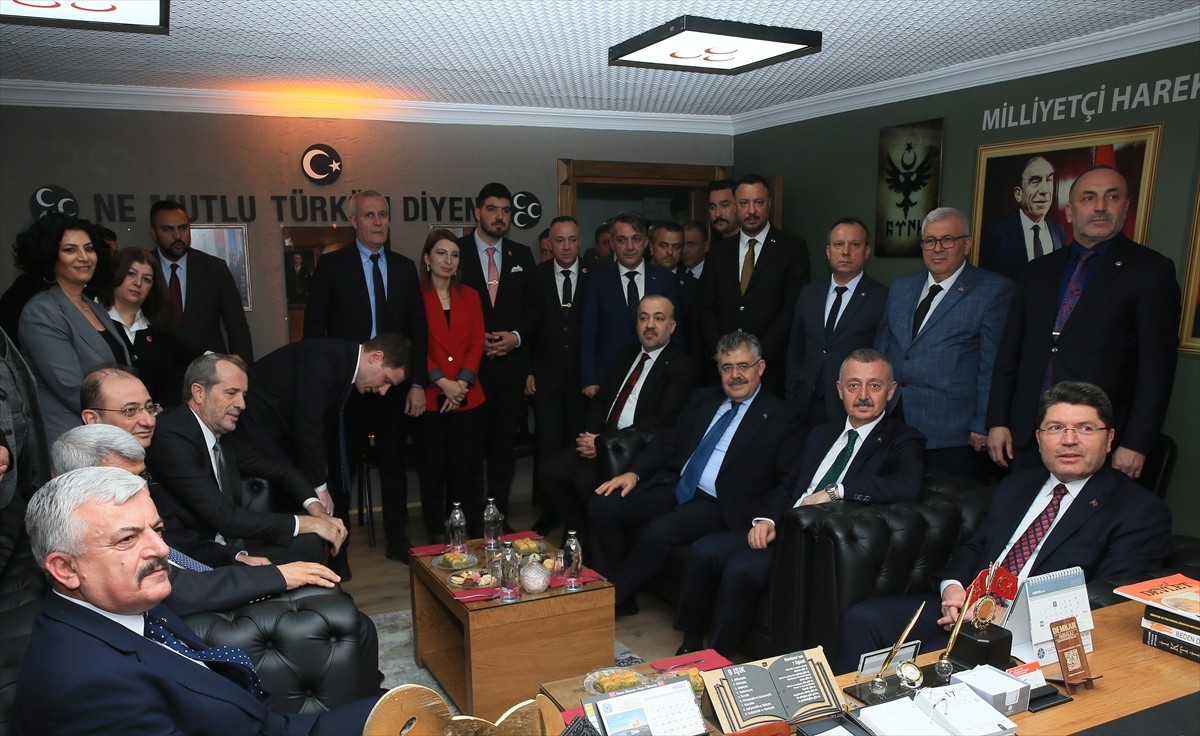 Adalet Bakanı Yılmaz Tunç (sağda), MHP Kocaeli İl Başkanlığını ziyaret etti. Ziyarette, MHP...