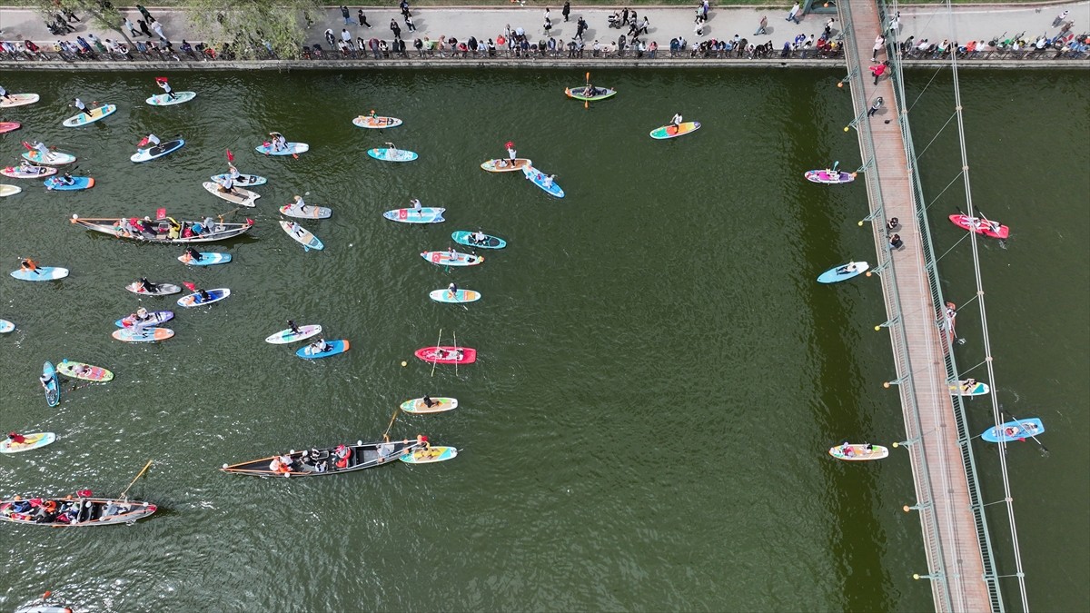 Adana'da 13. Uluslararası Portakal Çiçeği Karnavalı etkinlikleri kapsamında su korteji...