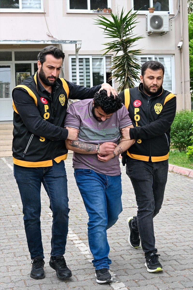 Adana'da 3 ev ve 5 iş yerine tabancayla ateş açan 2 şüpheliden biri tutuklandı, diğeri adli...