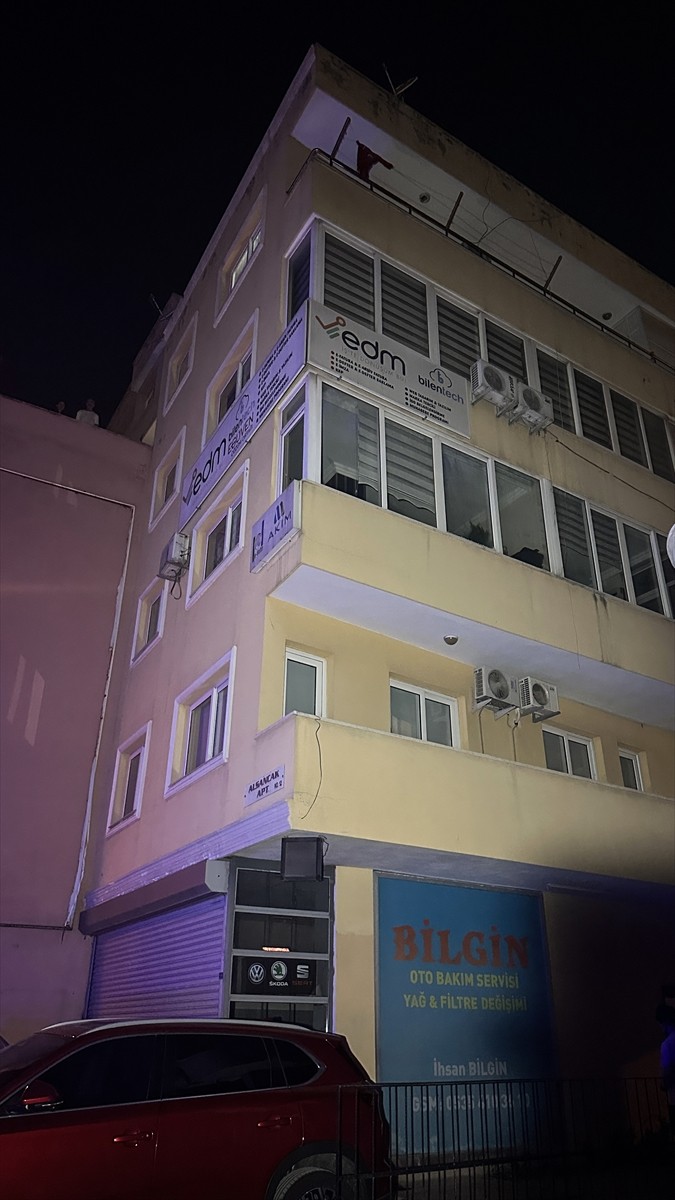 Adana'da apartman dairesinde iki kişiyi tabancayla öldüren zanlı, saklandığı başka binanın damında...