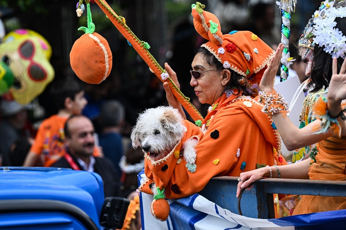 Adana'da düzenlenen 13. Uluslararası Portakal Çiçeği Karnavalı'nın geleneksel kostümlü kortej...
