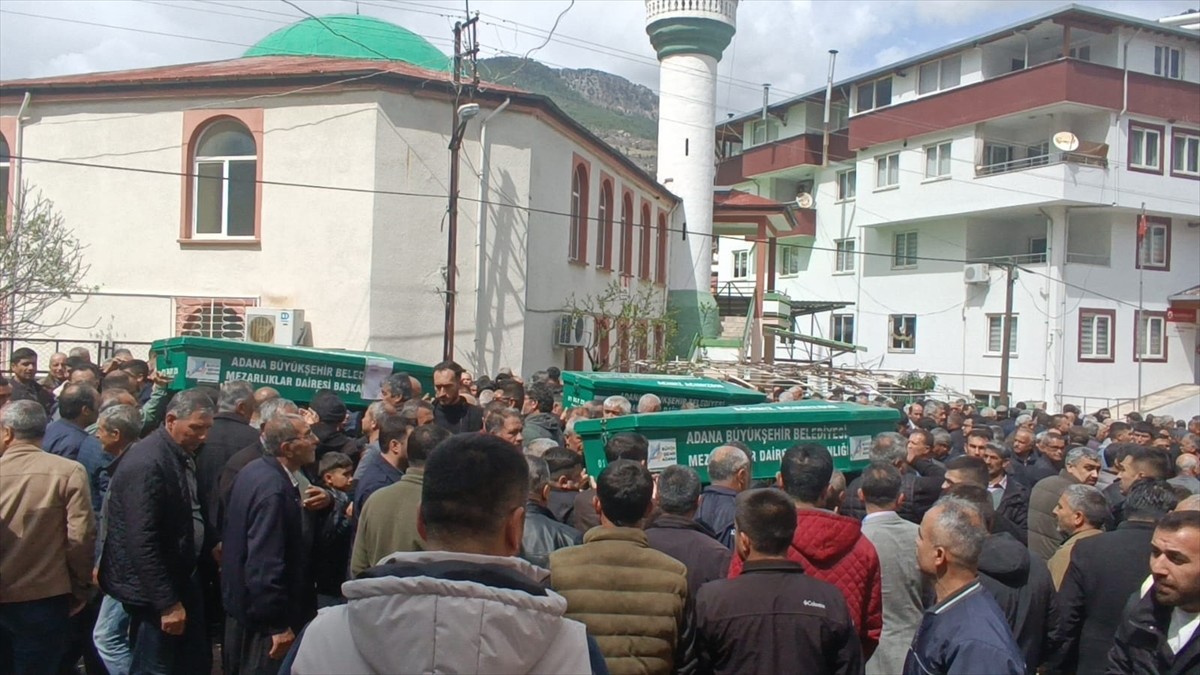 Adana'da minibüsle çarpışan otomobilde hayatını kaybeden anne, baba ve 3 çocuğunun cenazeleri...