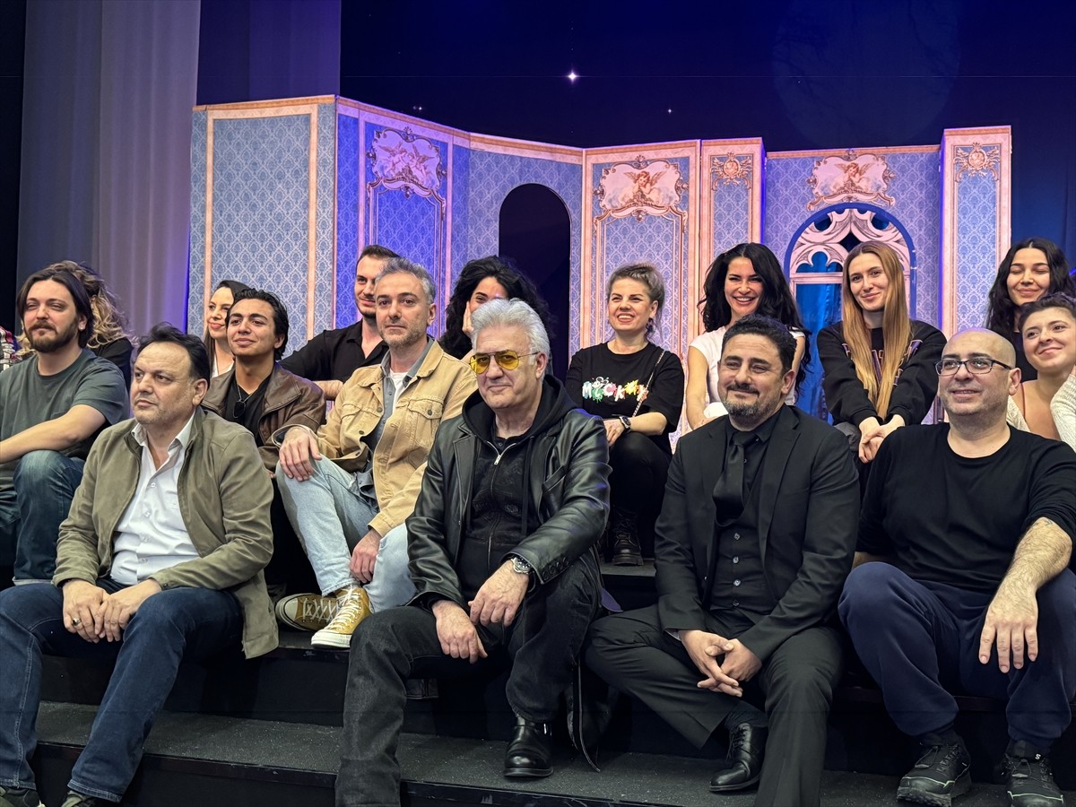 Adana'da, "Türkiye Kültür Yolu Festivali" kapsamında, Ankara Devlet Tiyatrosu ve İstanbul Devlet...