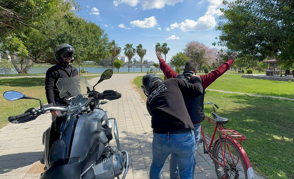 Adana'da uyuşturucu satıcılarına yönelik denetimlerde 55 şüpheli gözaltına alındı.